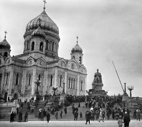 Al principio, los muros de tres metros de altura del templo se intentaron destruir a mano, pero los mazos, las palancas y los martillos neumáticos se mostraron impotentes, y entonces Iósif Stalin ordenó que la catedral fuera destruida con explosivos. Se necesitó otro año y medio para desmantelar los restos del templo.En la foto: la catedral de Cristo Salvador en 1917. - Sputnik Mundo