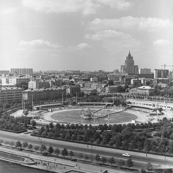 En 1958 se puso en marcha un gigantesco proyecto de construcción en lugar del templo destruido. Se cree que la idea de construir la piscina Moskvá se le ocurrió al entonces líder de la URSS, Nikita Jruschov.En la foto: la piscina Moskvá construida en el lugar de la catedral de Cristo Salvador, 1966. - Sputnik Mundo