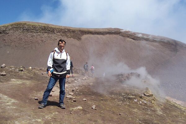 Giuseppe Cultrone en el cráter central del Etna - Sputnik Mundo