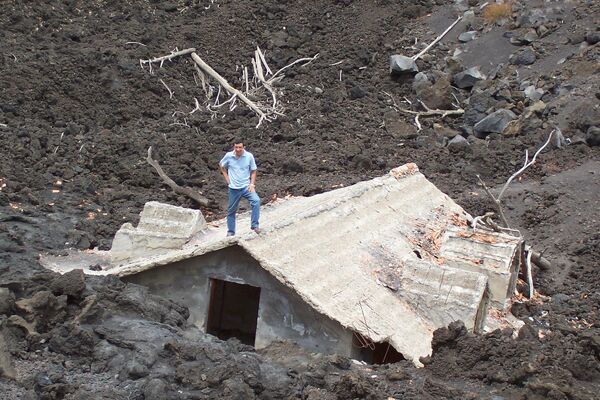 Giuseppe Cultrone en una casa siciliana sepultada por cenizas y lava del Etna - Sputnik Mundo