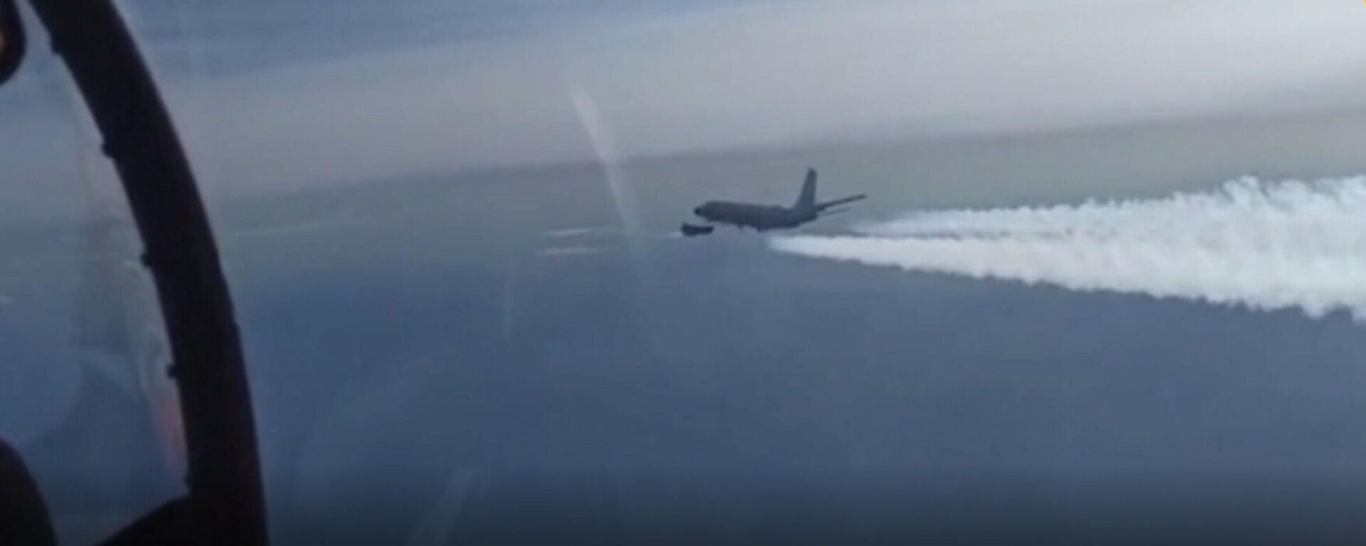 Cazas rusos escoltan a aviones espía de EEUU sobre el mar Negro - Sputnik Mundo, 1920, 04.12.2021