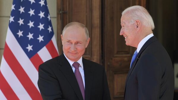 Vladímir Putin, presidente de Rusia, y Joe Biden, presidente de EEUU - Sputnik Mundo