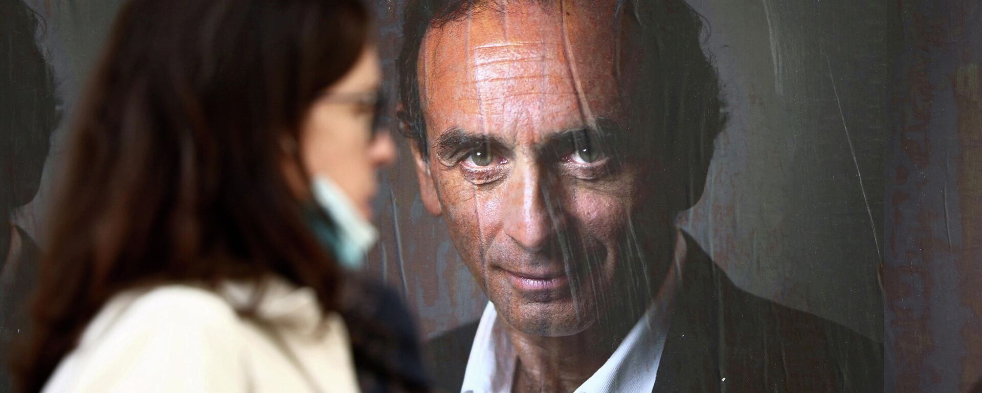 Cartel con una imagen del candidato presidencial francés Éric Zemmour - Sputnik Mundo, 1920, 05.12.2021