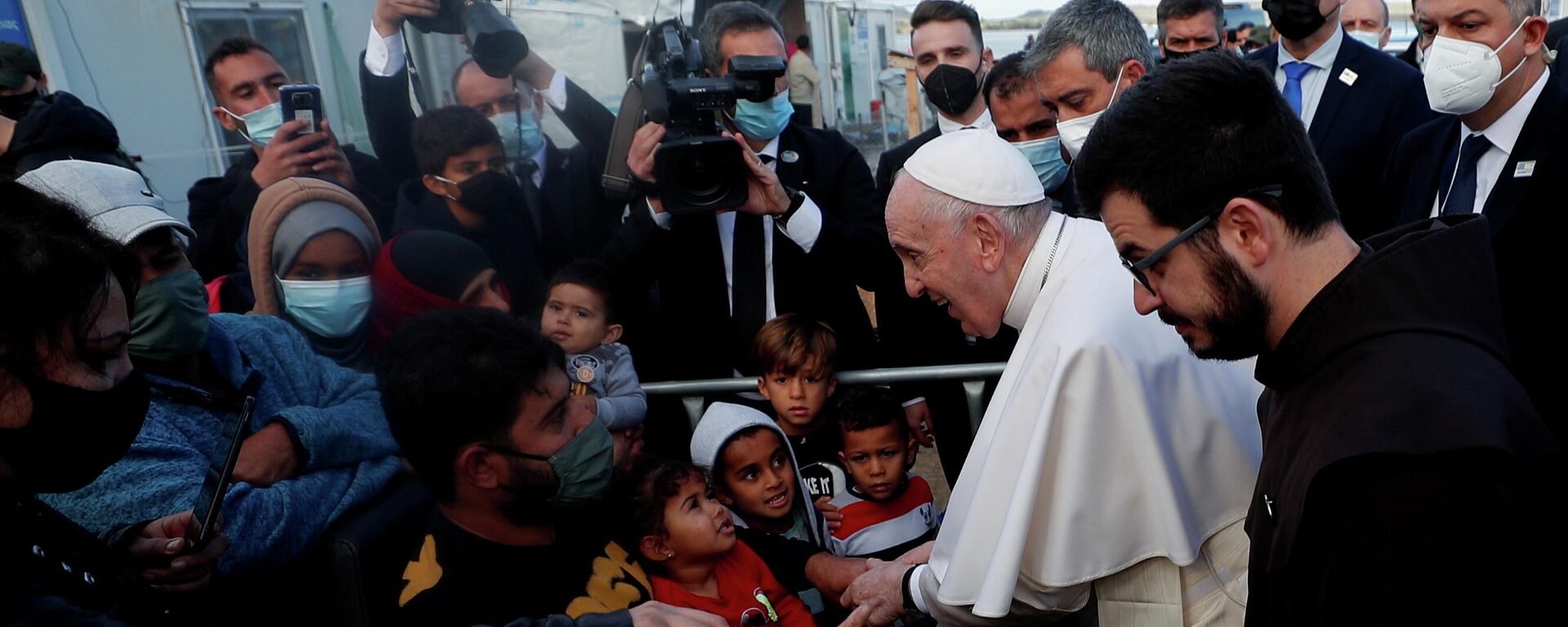 El papa Francisco visita un centro de acogida en isla griega de Lesbos - Sputnik Mundo, 1920, 05.12.2021