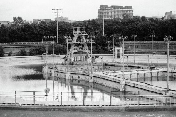 Nunca antes se había construido una piscina al aire libre de estas características en la capital soviética. La superficie era de 13.000 metros cuadrados. Hasta 2.000 personas solían nadar y saltar de la torre desde tempranas horas de la mañana hasta la última hora de la tarde en cualquier época del año. - Sputnik Mundo