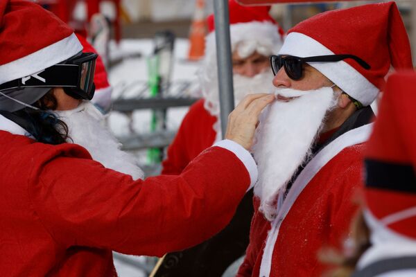 Esquiadores disfrazados de Papá Noel en la estación de esquí de Sunday River, cerca de Bethel, Maine, Estados Unidos. - Sputnik Mundo