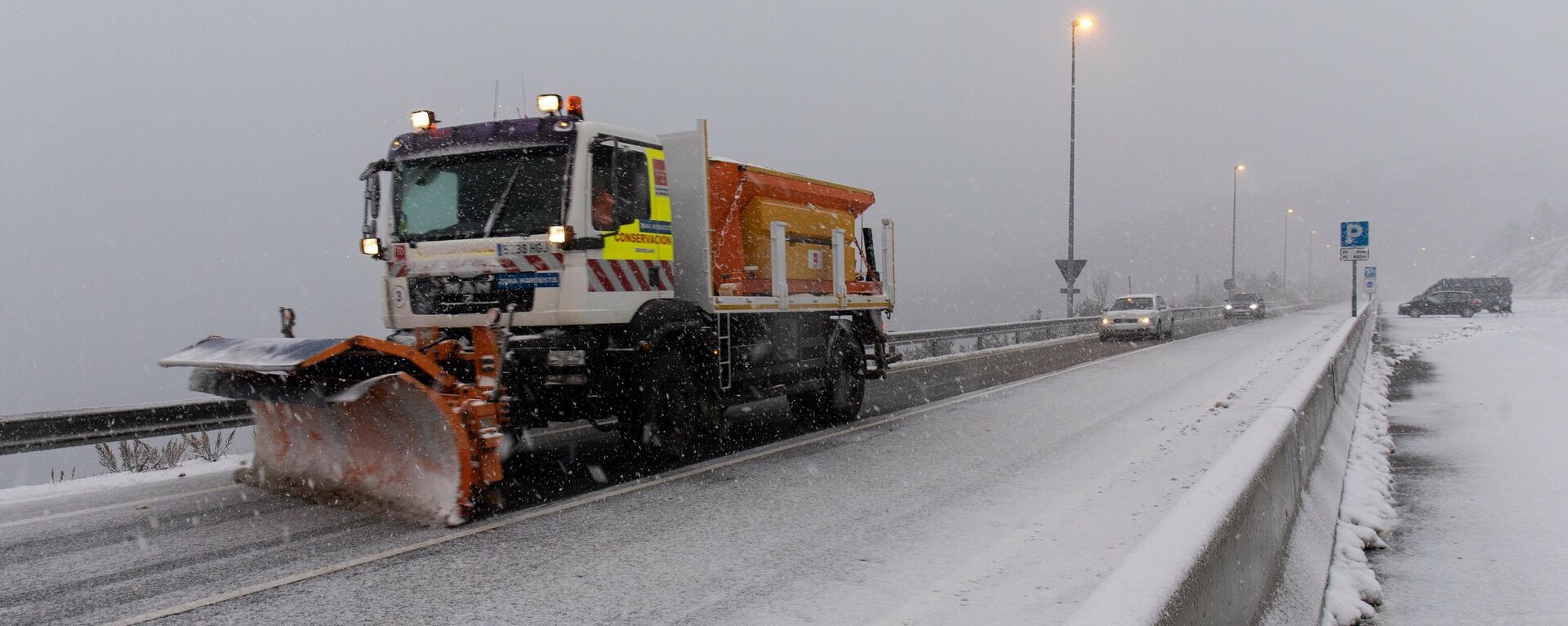 Una máquina quitanieves quita la nieve de las carreteras del Puerto de Navacerrada, a 22 de noviembre de 2021 - Sputnik Mundo, 1920, 07.12.2021