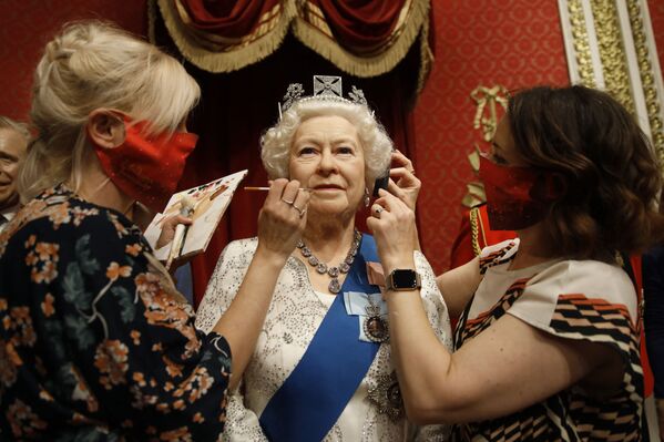 Fue la figura de cera de Marie-Jeanne du Barry, la futura amante del rey Luis X, la que hizo famoso a Curtius.En la foto: la efigie de cera de la monarca británica, Isabel II, tras la reapertura del Museo Madame Tussauds en Londres, en 2020. - Sputnik Mundo