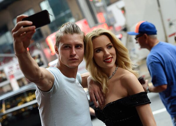 Las personalidades de aquella época, como Voltaire, Benjamin Franklin o Jean-Jacque Rousseau, posaron para la joven y talentosa escultora. Más tarde, Grosholtz fue invitada al palacio real para crear figuras de cera de los miembros de la realeza. También enseñó el arte a la hermana menor del rey Luis XVI, Madame Isabel.En la foto: un fan se hace un selfi con la figura de cera de Scarlett Johansson. - Sputnik Mundo