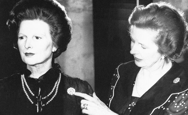 Tras la caída de Napoleón, Tussaud, acompañada de sus dos hijos, viajó por el país por unas tres décadas, mostrando sus increíbles maniquíes de cera en distintas ciudades. En 1835, abrió el primer museo de cera del mundo en la calle londinense de Baker Street. En la foto: la primera ministra británica, Margaret Thatcher, visita el Museo Madame Tussauds en Londres, en 1984. - Sputnik Mundo