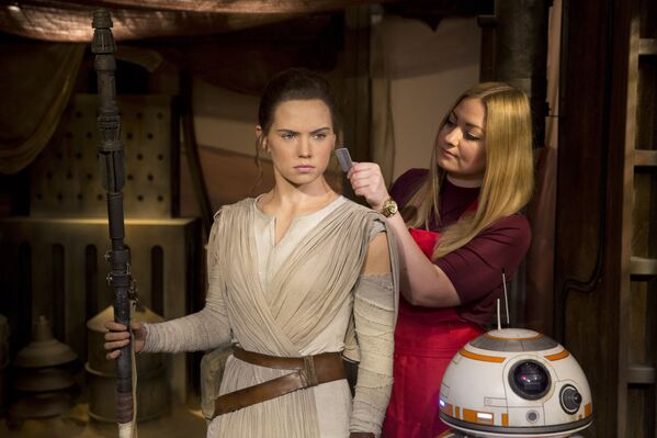 Una artista trabaja en la figura de cera de Rey Skywalker, de la saga Star Wars, interpretada por la actriz británica Daisy Ridley. - Sputnik Mundo