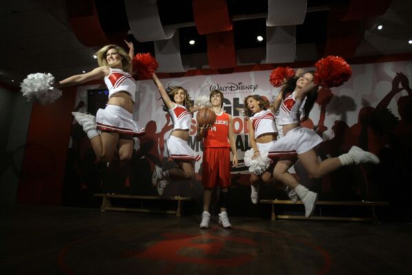 La figura de cera del actor Zach Efron, rodeada de porristas. - Sputnik Mundo