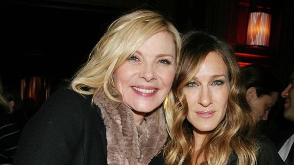 Kim Cattrall junto a Sarah Jessica Parker en 2009 - Sputnik Mundo