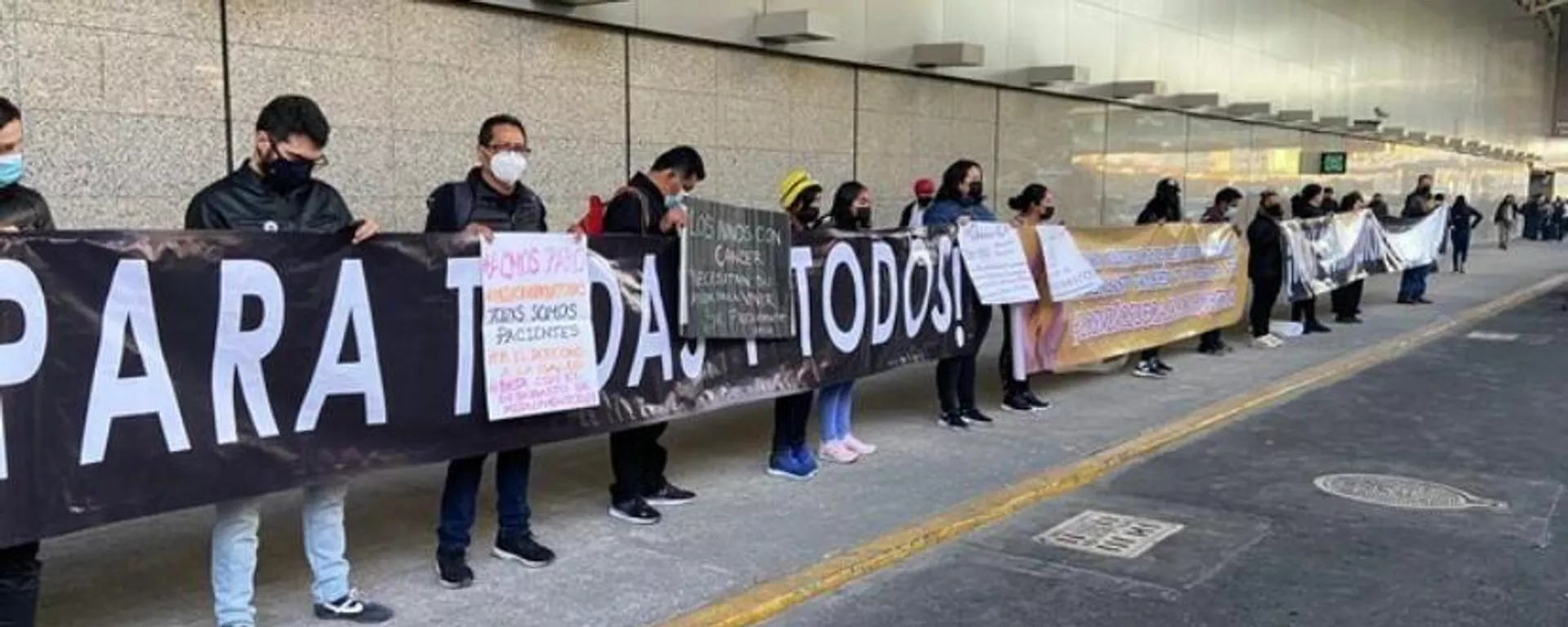 Padres de niños con cáncer protestan en el AICM de Ciudad de México. Padres de niños con cáncer protestan en el AICM de Ciudad de México. - Sputnik Mundo, 1920, 07.12.2021