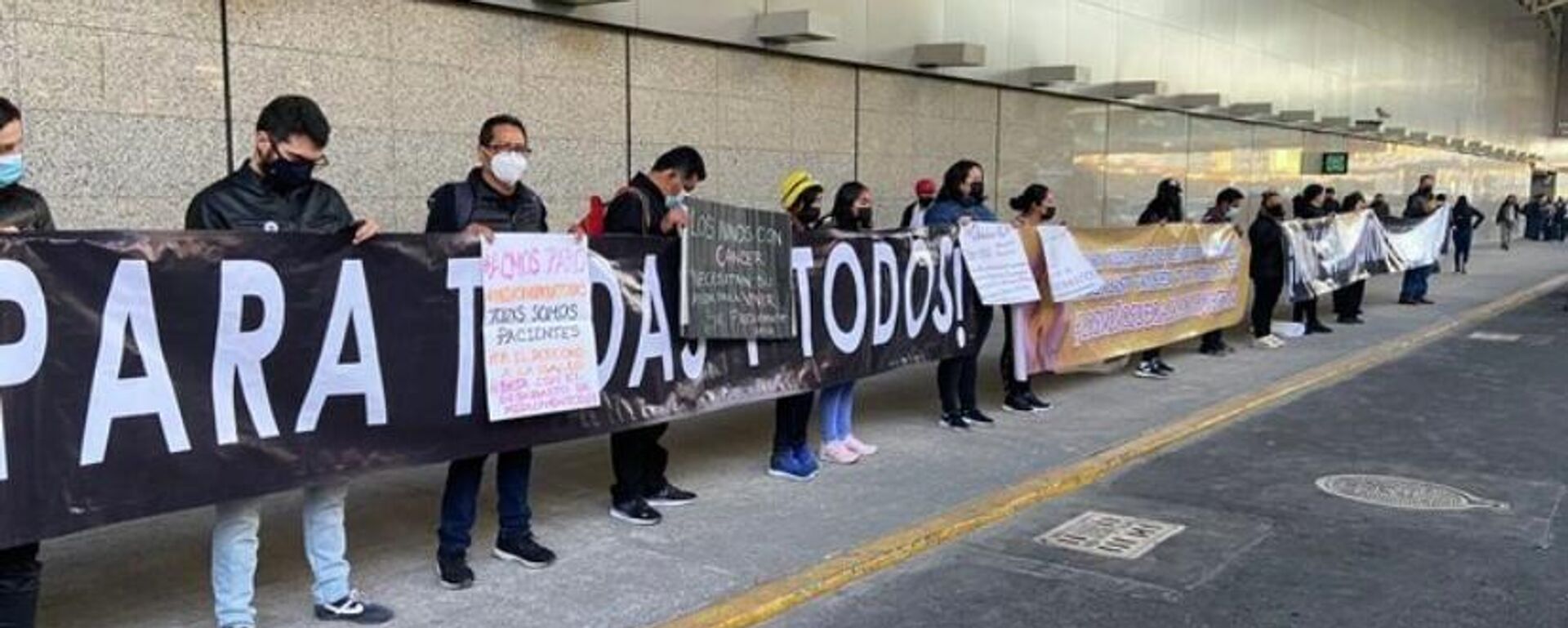 Padres de niños con cáncer protestan en el AICM de Ciudad de México.  - Sputnik Mundo, 1920, 07.12.2021