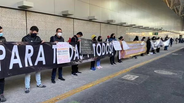 Padres de niños con cáncer protestan en el AICM de Ciudad de México.  - Sputnik Mundo