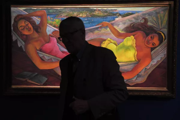 Diego Rivera nunca dejó de experimentar y de aprender cosas nuevas. A lo largo de su prolífica carrera, creó obras en distintas técnicas artísticas vanguardistas.En la foto: el óleo La hamaca (1956) en la exhibición Viva la vida. Frida Kahlo y Diego Rivera, celebrada en Moscú. Diego Rivera nunca dejó de experimentar y de aprender cosas nuevas. A lo largo de su prolífica carrera, creó obras en distintas técnicas artísticas vanguardistas.En la foto: el óleo La hamaca (1956) en la exhibición Viva la vida. Frida Kahlo y Diego Rivera, celebrada en Moscú. - Sputnik Mundo