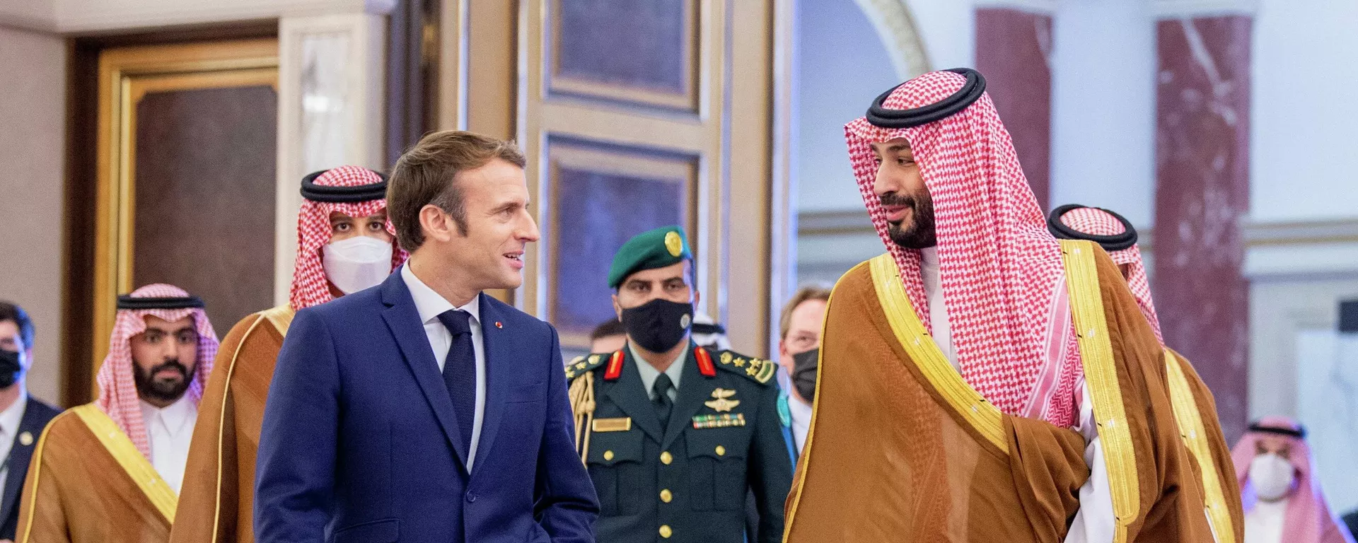 El presidente de Francia, Emmanuel Macron, y el príncipe heredero de Arabia Saudí, Mohamed bin Salman El presidente de Francia, Emmanuel Macron, y el príncipe heredero de Arabia Saudí, Mohamed bin Salman - Sputnik Mundo, 1920, 08.12.2021