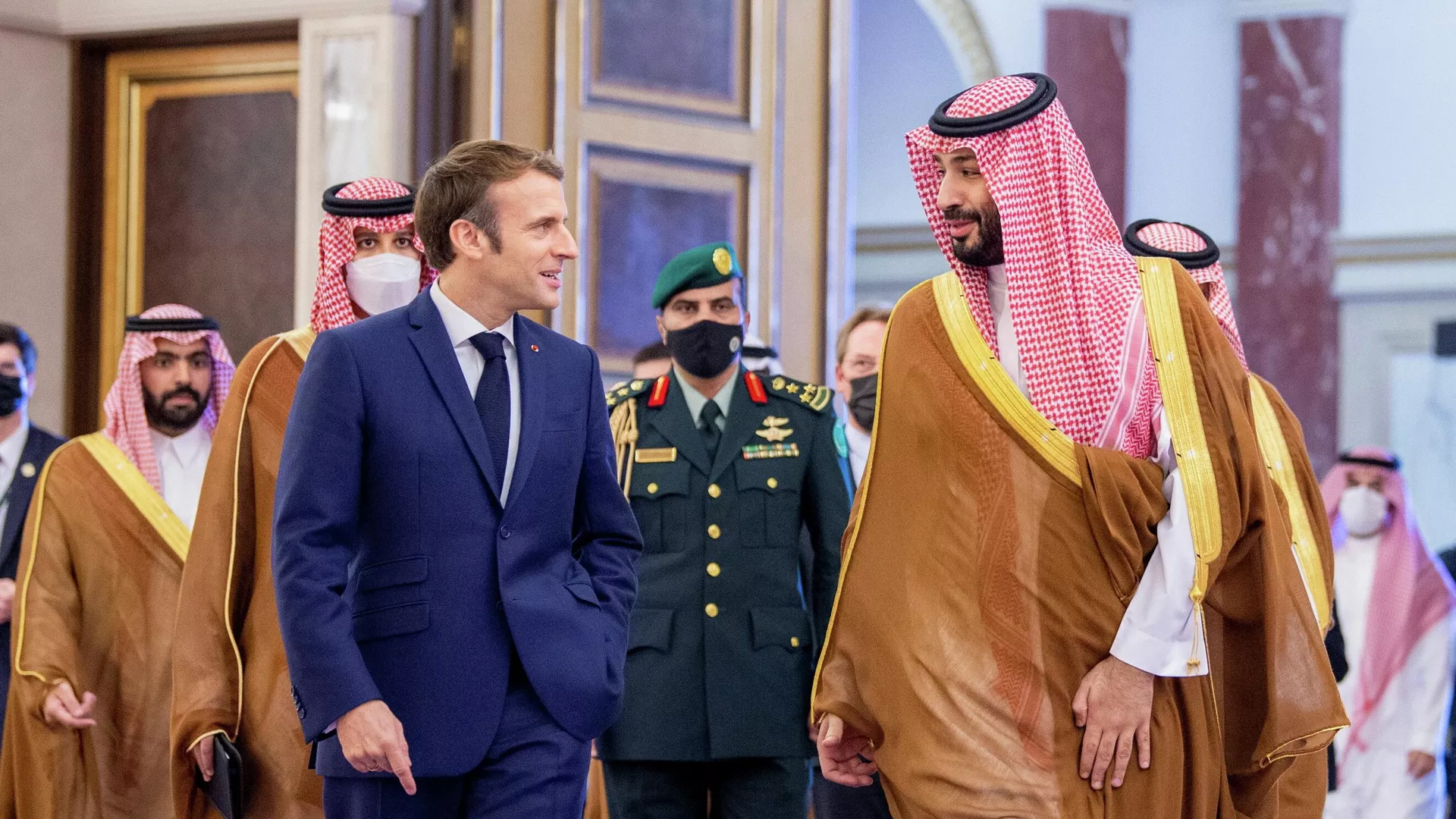 El presidente de Francia, Emmanuel Macron, y el príncipe heredero de Arabia Saudí, Mohamed bin Salman