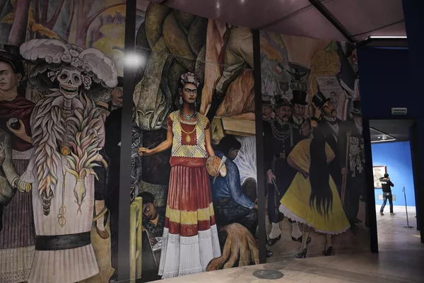 Para finales de la década de 1920, el popular pintor también se convirtió en un activista de izquierda y se unió al Partido Comunista de México.En la foto: la exhibición Viva la vida. Frida Kahlo y Diego Rivera. Para finales de la década de 1920, el popular pintor también se convirtió en un activista de izquierda y se unió al Partido Comunista de México.En la foto: la exhibición Viva la vida. Frida Kahlo y Diego Rivera. - Sputnik Mundo