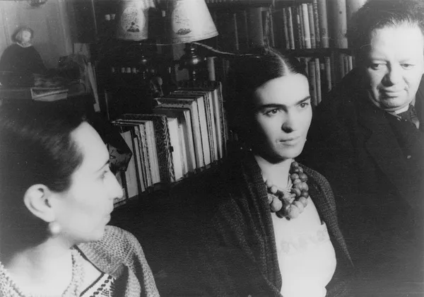 Pero fue la artista mexicana Frida Kahlo (centro) el verdadero amor de su vida. Era 20 años menor que él y su vida familiar estuvo llena de escándalos y sorpresas. Se casaron en dos ocasiones: lo hicieron por primera vez en 1929. Pero fue la artista mexicana Frida Kahlo (centro) el verdadero amor de su vida. Era 20 años menor que él y su vida familiar estuvo llena de escándalos y sorpresas. Se casaron en dos ocasiones: lo hicieron por primera vez en 1929. - Sputnik Mundo