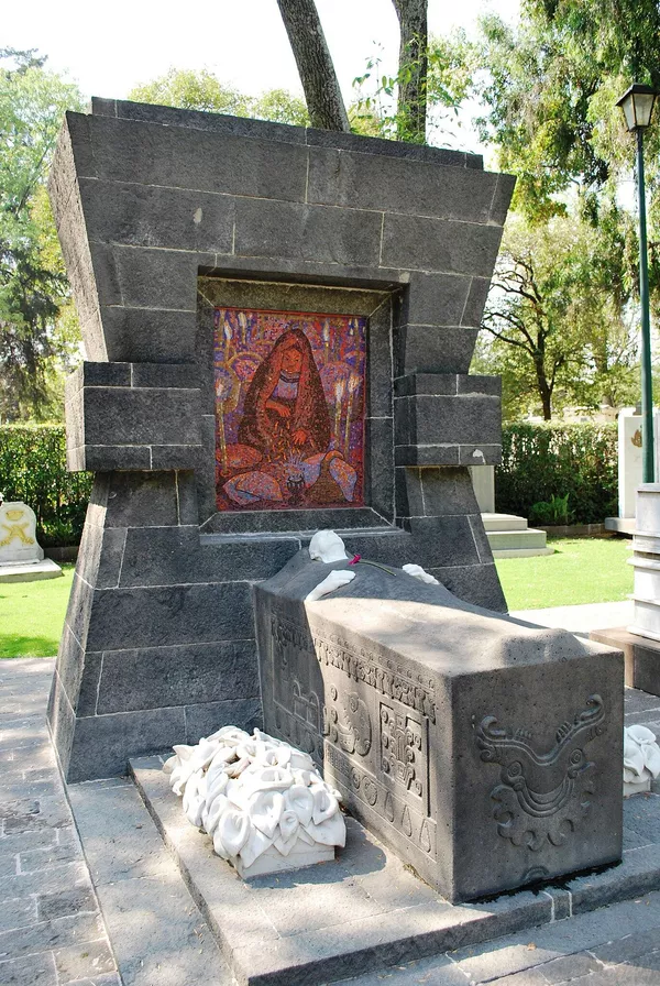Fue enterrado en la Rotonda de las personas ilustres del Panteón civil de Dolores. En 1986, con motivo del centenario de su nacimiento, México emitió una serie de sellos postales que muestran algunas de sus obras. Un cráter de Mercurio también lleva el nombre del legendario pintor mexicano. Fue enterrado en la Rotonda de las personas ilustres del Panteón civil de Dolores. En 1986, con motivo del centenario de su nacimiento, México emitió una serie de sellos postales que muestran algunas de sus obras. Un cráter de Mercurio también lleva el nombre del legendario pintor mexicano. - Sputnik Mundo