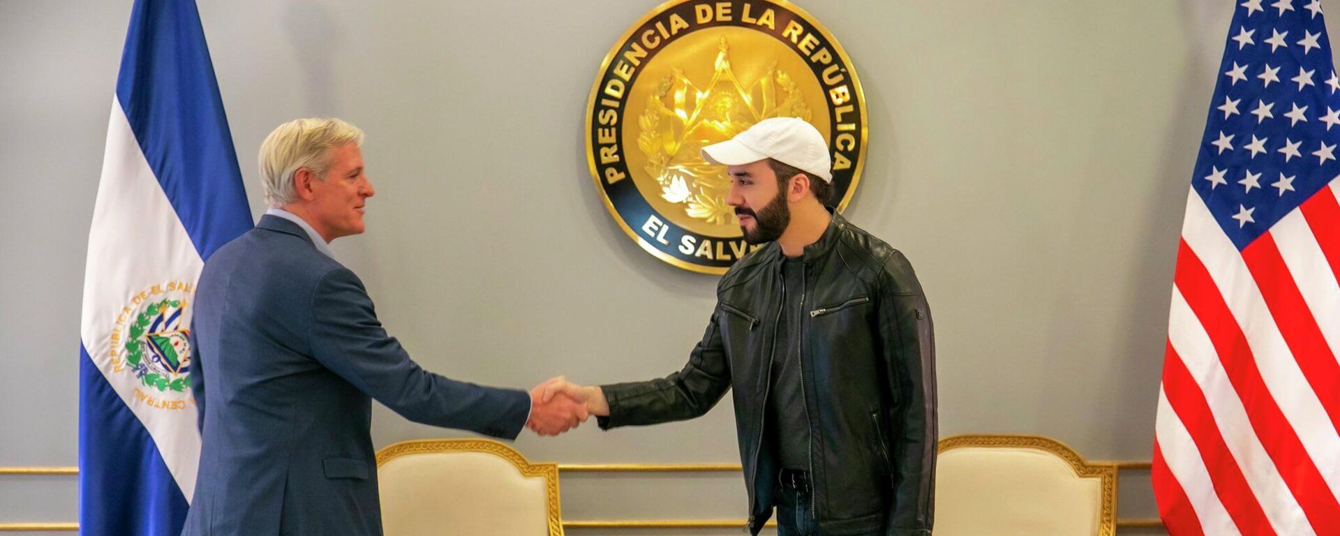 El presidente de El Salvador, Nayib Bukele, con el nuevo encargado de negocios de Estados Unidos, Brendan O'Brien - Sputnik Mundo, 1920, 08.12.2021