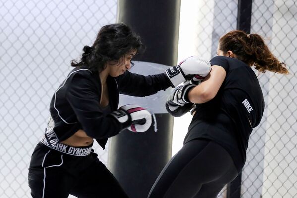 Entre las clientes de los clubs de lucha hay mujeres de distintas edades y con distintas motivaciones. - Sputnik Mundo