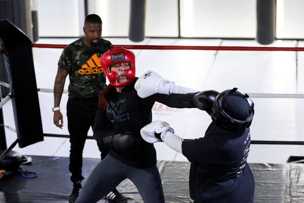 Algunas madres traen a los clubs a sus hijas. - Sputnik Mundo