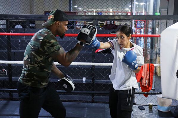 Y en junio de ese mismo año, el Reino permitió a sus mujeres conducir automóviles. - Sputnik Mundo