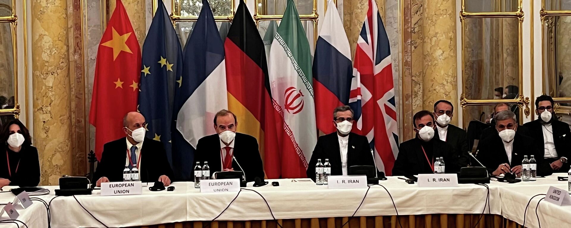 El secretario general adjunto del Servicio Europeo de Acción Exterior (SEAE), Enrique Mora, y el principal negociador nuclear de Irán, Ali Bagheri Kani, con delegaciones esperan el inicio de una reunión de la Comisión Conjunta del JCPOA en Viena, Austria - Sputnik Mundo, 1920, 09.12.2021