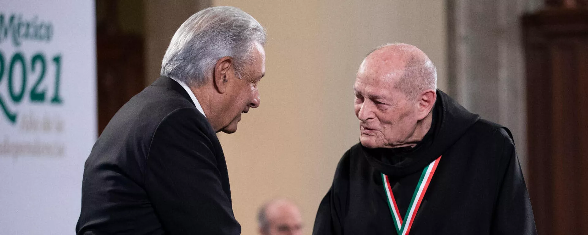 AMLO condecora al arquitecto Gabriel Chávez de la Mora en México. AMLO condecora al arquitecto Gabriel Chávez de la Mora en México. - Sputnik Mundo, 1920, 09.12.2021