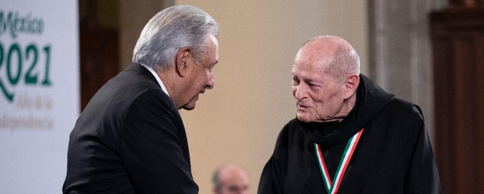 AMLO condecora al arquitecto Gabriel Chávez de la Mora en México.  - Sputnik Mundo, 1920, 09.12.2021