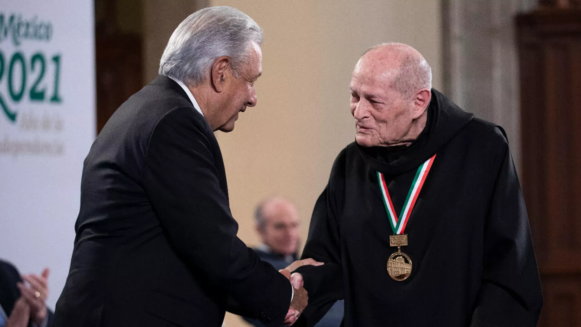AMLO condecora al arquitecto Gabriel Chávez de la Mora en México. AMLO condecora al arquitecto Gabriel Chávez de la Mora en México. - Sputnik Mundo, 1920, 09.12.2021
