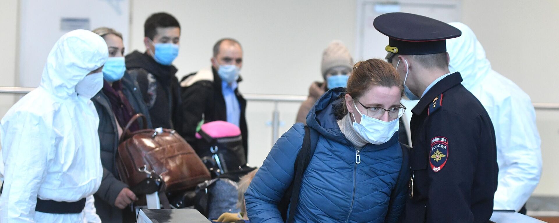 Turistas rusos que llegaron de Sudáfrica, en el aeropuerto de Domodédovo, Moscú, Rusia - Sputnik Mundo, 1920, 10.12.2021