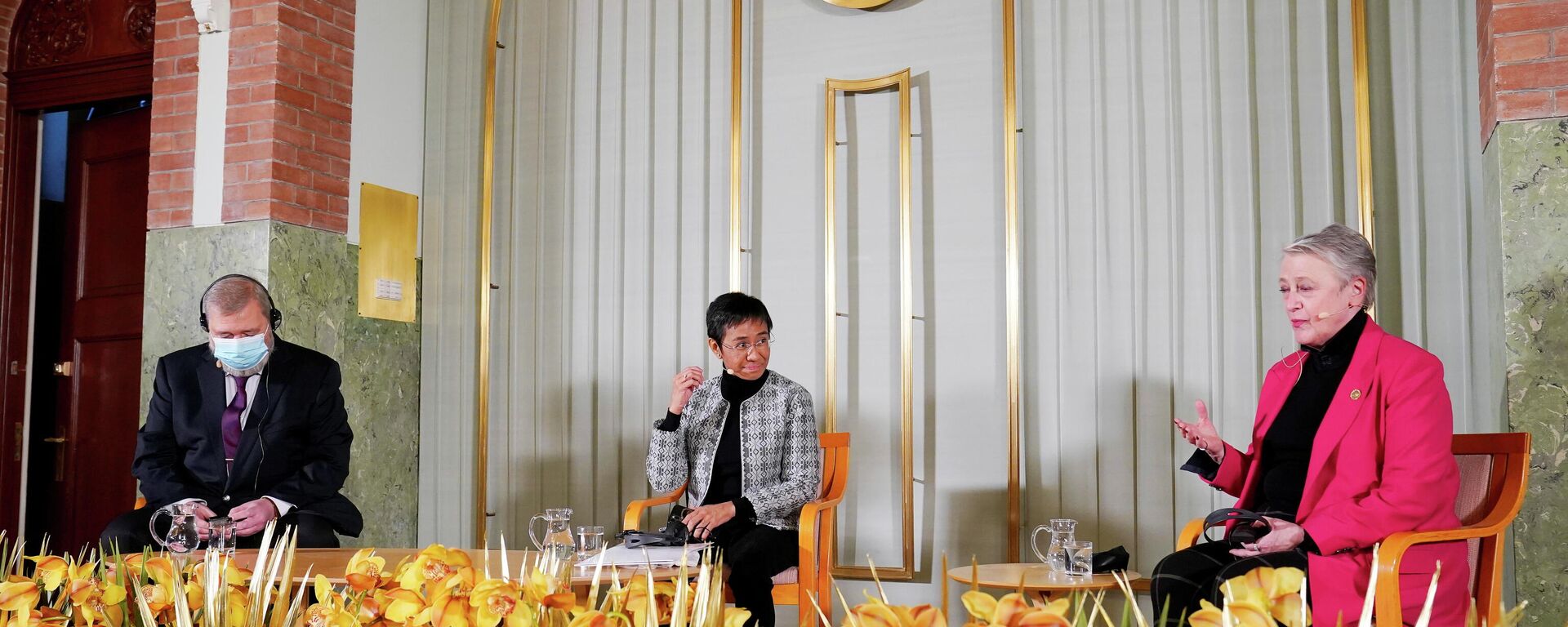 Los laureados del Premio Nobel de la Paz Dmitri Muratov, María Ressa y el presidente del Comité Nobel Berit Reiss-Andersen asisten a una rueda de prensa en el Instituto Nobel en Oslo, Noruega - Sputnik Mundo, 1920, 10.12.2021