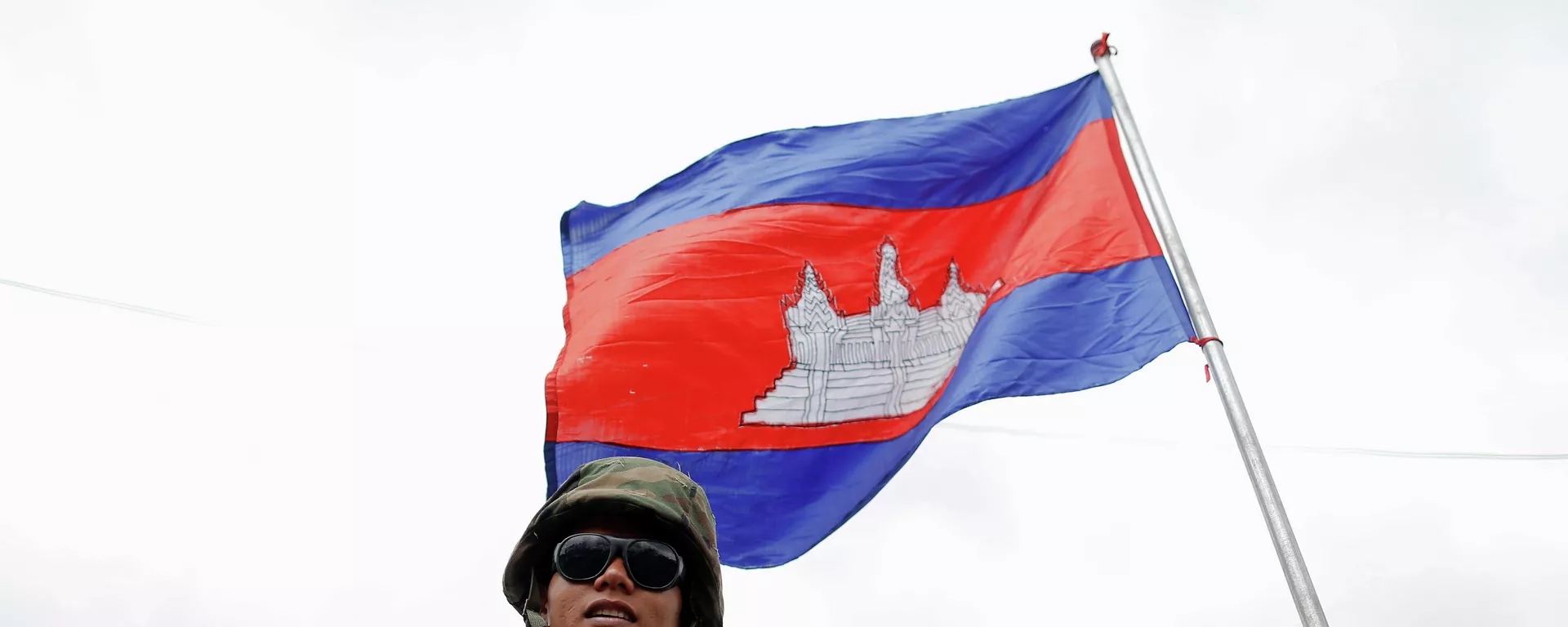 Un militar de Camboya enfrente de la bandera Un militar de Camboya enfrente de la bandera - Sputnik Mundo, 1920, 10.12.2021