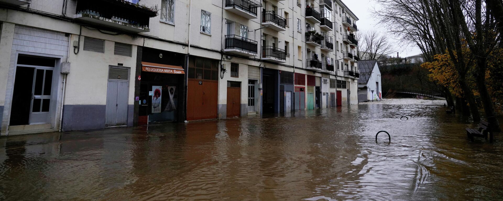 La inundación alrededor de edificios  después de fuertes lluvias en Villava - Sputnik Mundo, 1920, 10.12.2021
