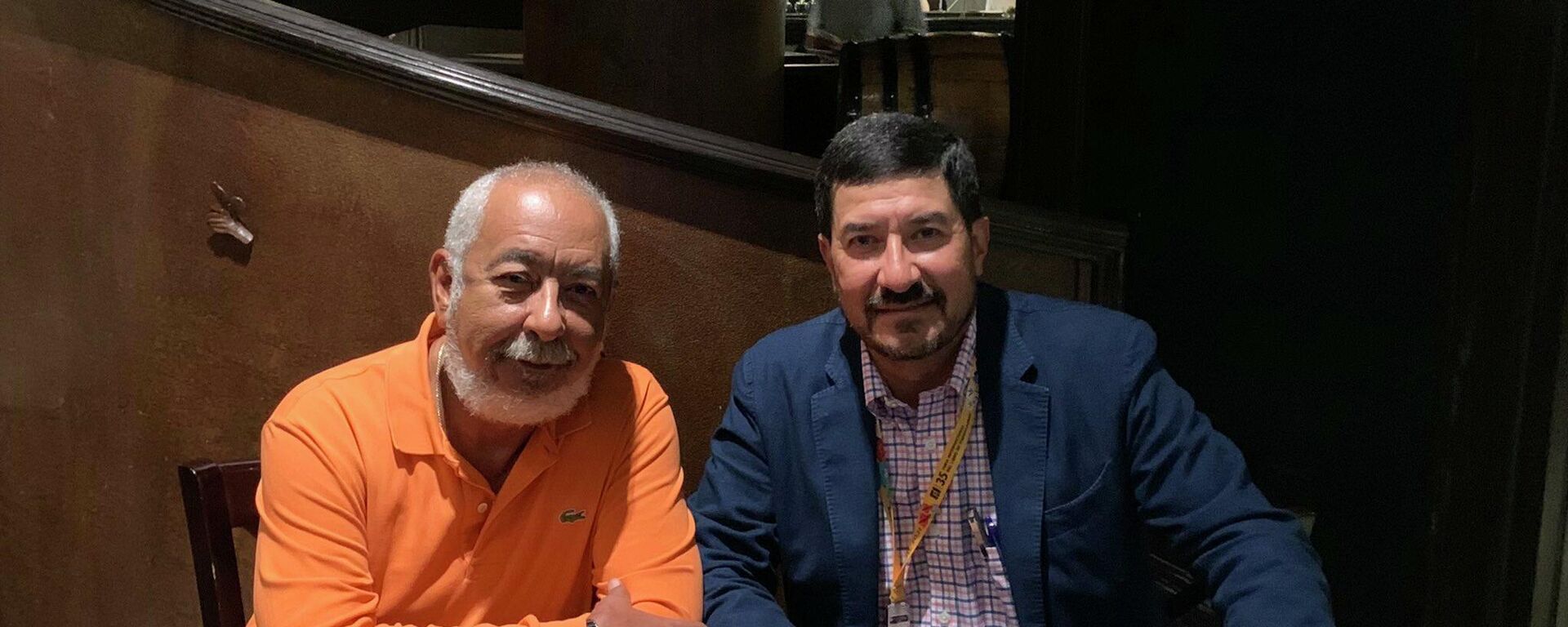 Javier Corral, exgobernador de Chihuahua, junto al escritor cubano Leonardo Padura.  - Sputnik Mundo, 1920, 10.12.2021
