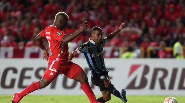 Marlon Torres, defensa de América de Cali, y Alisson, juega de extremo en Gremio (archivo) - Sputnik Mundo