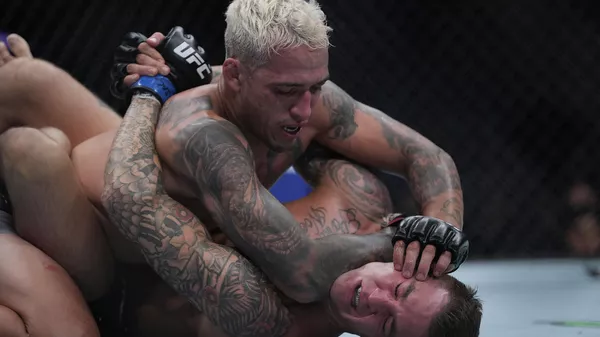 Charles Oliveira y Dustin Poirier en una pelea de la UFC - Sputnik Mundo
