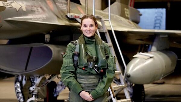 La princesa Ingrid Alexandra de Noruega voló un avión de combate F-16 - Sputnik Mundo