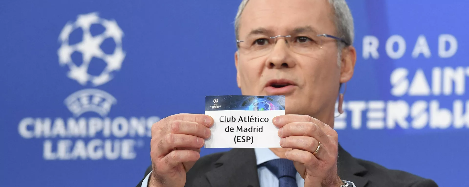 El secretario adjunto de la UEFA y exentrenador, Giorgio Marchetti, sostiene la papeleta del Atlético de Madrid El secretario adjunto de la UEFA y exentrenador, Giorgio Marchetti, sostiene la papeleta del Atlético de Madrid - Sputnik Mundo, 1920, 13.12.2021
