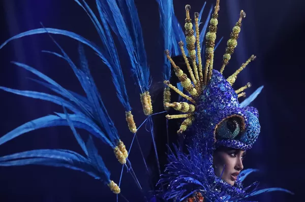La española Sarah Loinaz en la presentación de los trajes nacionales. La española Sarah Loinaz en la presentación de los trajes nacionales. - Sputnik Mundo
