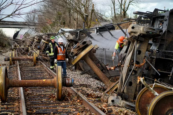 Los tornados convirtieron a los edificios en montones de escombros, arrastrando coches y vagones de tren, rompiendo árboles y destruyendo líneas eléctricas a su paso. En la foto: los rescatistas trabajan en el lugar de un accidente de tren provocado por un tornado en Kentucky. Los tornados convirtieron a los edificios en montones de escombros, arrastrando coches y vagones de tren, rompiendo árboles y destruyendo líneas eléctricas a su paso. En la foto: los rescatistas trabajan en el lugar de un accidente de tren provocado por un tornado en Kentucky. - Sputnik Mundo
