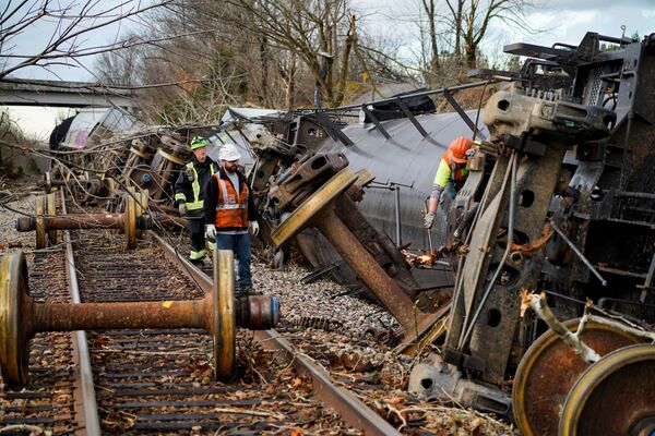 Los tornados convirtieron a los edificios en montones de escombros, arrastrando coches y vagones de tren, rompiendo árboles y destruyendo líneas eléctricas a su paso. En la foto: los rescatistas trabajan en el lugar de un accidente de tren provocado por un tornado en Kentucky. - Sputnik Mundo