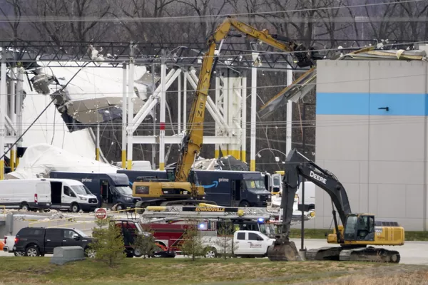 Equipos de rescate con maquinaria realizan la retirada de escombros de un almacén de Amazon dañado por el tornado en Edwardsville, Illinois. Equipos de rescate con maquinaria realizan la retirada de escombros de un almacén de Amazon dañado por el tornado en Edwardsville, Illinois. - Sputnik Mundo