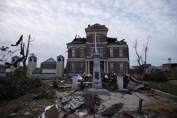 El epicentro de la devastación fue la pequeña y pintoresca ciudad de Mayfield, Kentucky, que ahora parece más bien el escenario de una película de catástrofes. Había árboles arrancados, coches destrozados y escombros de hormigón armado por todas las carreteras. En la foto: Un juzgado destruido en Mayfield, Kentucky. - Sputnik Mundo