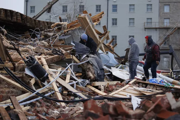 En algunos barrios de Mayfield no quedó ni una sola casa que no haya sufrido daños. La fábrica de velas que contaba con 110 trabajadores en el momento de la tormenta, quedó reducida a un montón de escombros. En algunos barrios de Mayfield no quedó ni una sola casa que no haya sufrido daños. La fábrica de velas que contaba con 110 trabajadores en el momento de la tormenta, quedó reducida a un montón de escombros. - Sputnik Mundo
