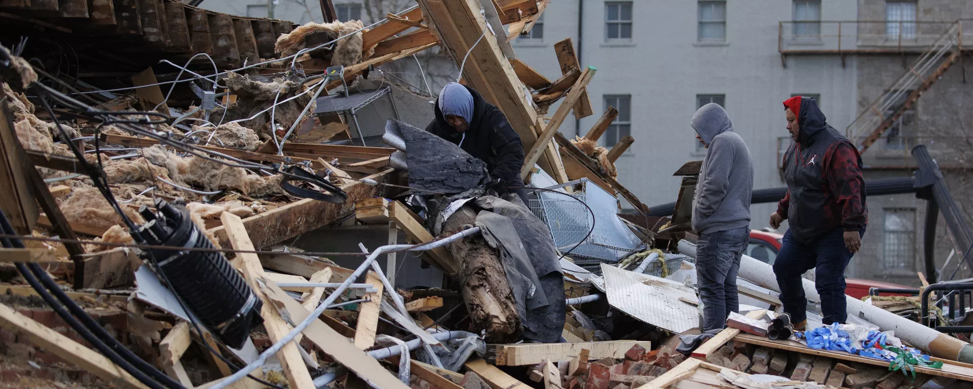 People search through a tornado-damaged building on December 11, 2021 in Mayfield, Kentucky People search through a tornado-damaged building on December 11, 2021 in Mayfield, Kentucky - Sputnik Mundo, 1920, 13.12.2021